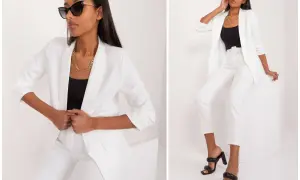 Elegancka biała marynarka damska w stylizacjach. Modelka prezentuje zestaw z białymi spodniami i czarnym topem.