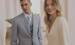 Elegancki mężczyzna w jasnym garniturze i kobieta w kremowej sukience. Inspiracja, jak się ubrać na komunię.