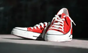 Czerwone trampki z białymi sznurówkami, klasyczny model. Tęgość buta G zapewnia komfort noszenia.
