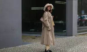 Eleganckie loafersy damskie dopełniają stylizację z beżowym płaszczem i futrzaną czapką.