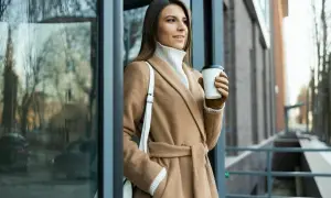 Elegancka stylizacja na Wszystkich Świętych: beżowy płaszcz, golf i skórzane rękawiczki. Idealny strój na chłodne dni.