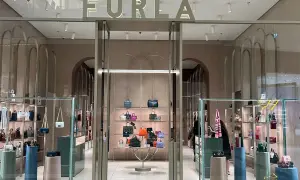 Elegancki butik Furla, gdzie furla co to za marka jest widoczna na szyldzie. W środku mnóstwo torebek i akcesoriów.