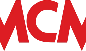 Czerwone litery MCM na czarnym tle. To logo znanej marki MCM, która oferuje luksusowe akcesoria.
