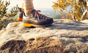 Idealne buty w Bieszczady? Te trekkingowe z pomarańczowymi akcentami zapewnią komfort na skalistym szlaku.