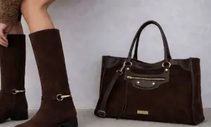 Eleganckie, brązowe kozaki i torebka z zamszu i skóry. Luksusowe marki torebek, takie jak ta, podkreślają styl.