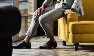 Eleganckie, ciemne buty męskie do szarego garnituru w kratę. Stylowa inspiracja.