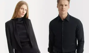 Elegancka kobieta w czarnej bluzce i marynarce, obok mężczyzna w czarnej koszuli. Jaka koszula do czarnych spodni? Klasyka zawsze się obroni.