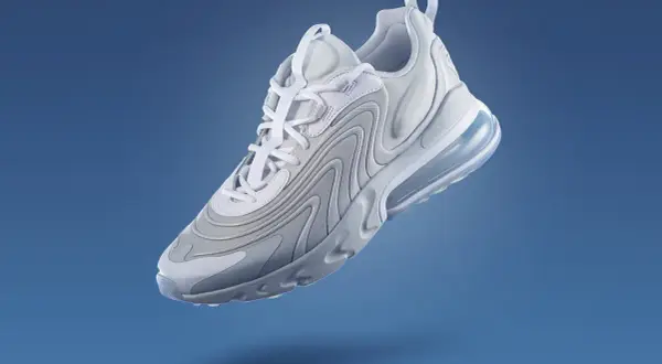 Biały but sportowy Nike, znanej firmy, z widoczną poduszką powietrzną w podeszwie.
