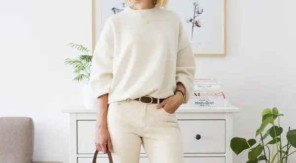 Stylizacje z białym swetrem oversize, które odmienią Twój look
