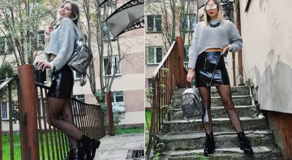 Szara bluzka z odkrytymi ramionami i skórzana spódnica tworzą modny zestaw. Do tego rybaczki i botki.