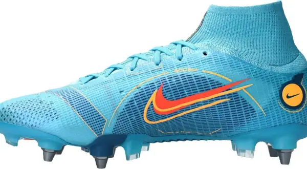 Niebieskie buty piłkarskie Nike Mercurial z pomarańczowym logo i żółtymi detalami, gotowe na szybkie akcje na boisku.