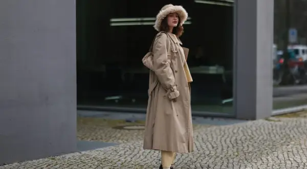 Eleganckie loafersy damskie dopełniają stylizację z beżowym płaszczem i futrzaną czapką.