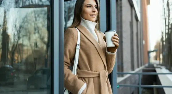 Elegancka stylizacja na Wszystkich Świętych: beżowy płaszcz, golf i skórzane rękawiczki. Idealny strój na chłodne dni.