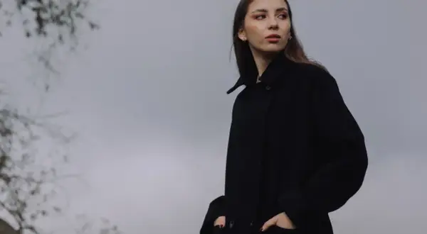 Elegancka czarna kurtka to idealna odpowiedź na pytanie, jak się ubrać na 18 stopni. Stylizacja na chłodniejszy dzień.