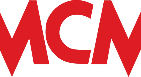 Czerwone litery MCM na czarnym tle. To logo znanej marki MCM, która oferuje luksusowe akcesoria.