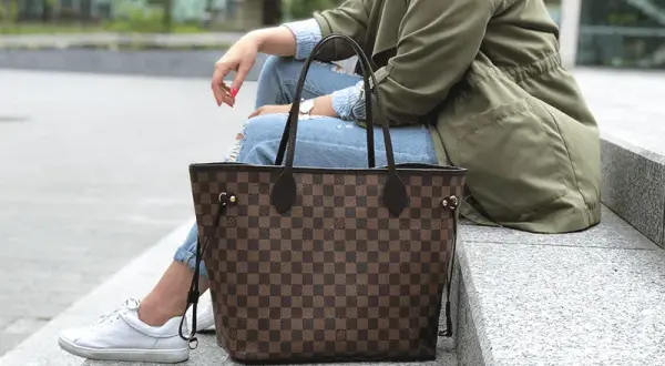 Ile kosztuje torebka Louis Vuitton Neverfull? Ceny, które zaskakują