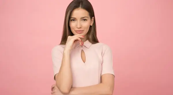 Elegancka kobieta w różowej sukience, idealna stylizacja na 20 stopni.