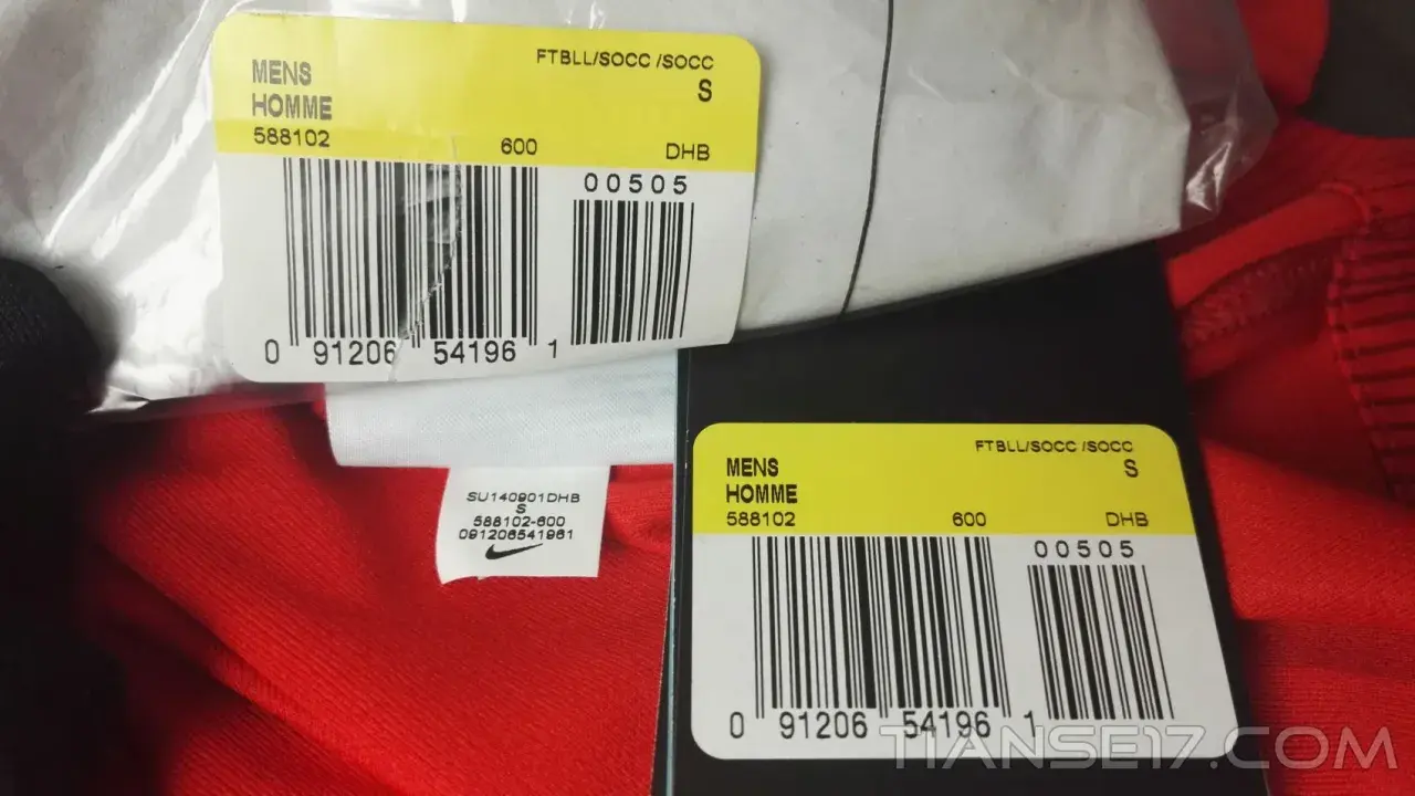 Na metkach Nike widać numer 588102, który pomaga jak sprawdzić numer katalogowy Nike. Jest też kod kreskowy i rozmiar S.