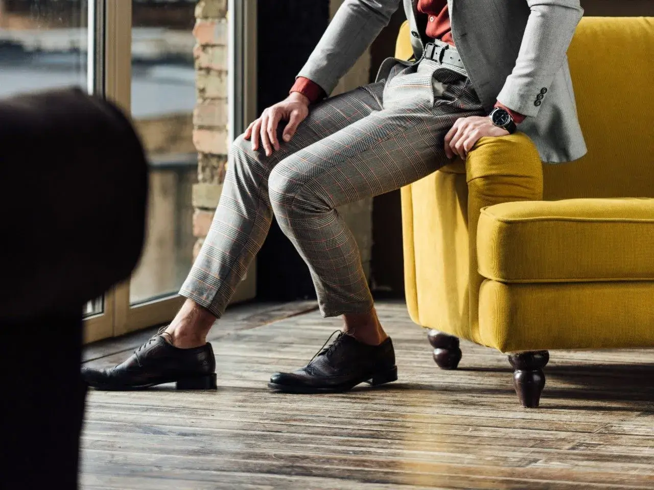 Eleganckie, ciemne buty męskie do szarego garnituru w kratę. Stylowa inspiracja.