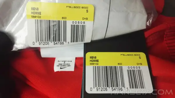 Na metkach Nike widać numer 588102, który pomaga jak sprawdzić numer katalogowy Nike. Jest też kod kreskowy i rozmiar S.